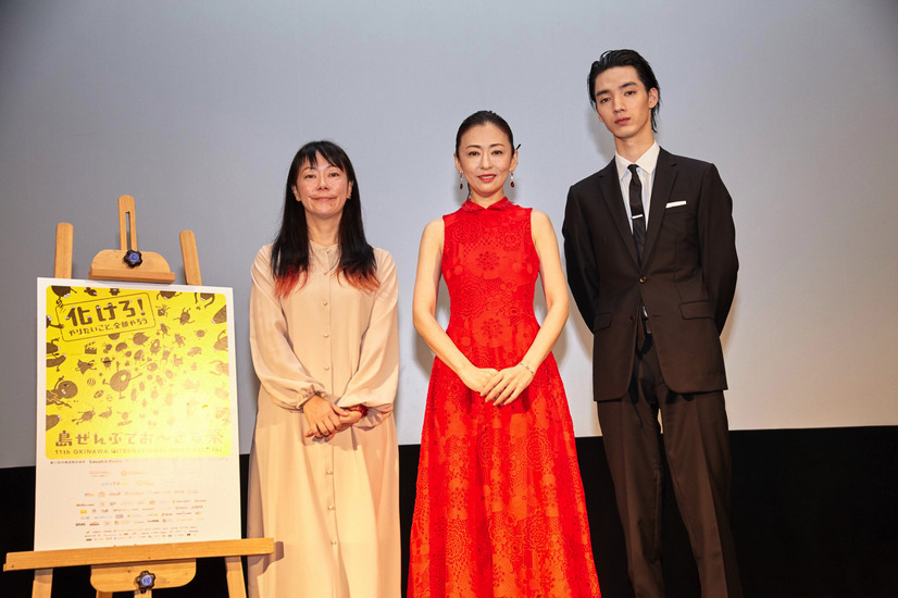 松雪泰子、沖縄国際映画祭に真っ赤なロングドレス姿で登場