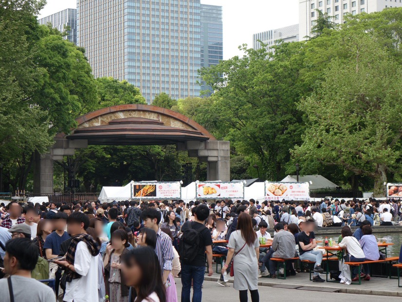 初日は約1万人が来場！都心で食べつくし祭「バイキングパーク」開催