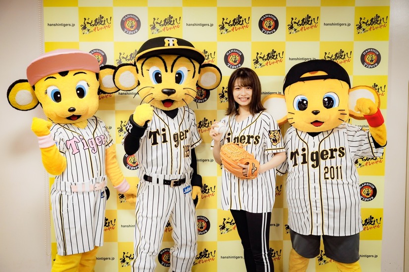 足立佳奈、自身二度目の始球式は見事ストライク