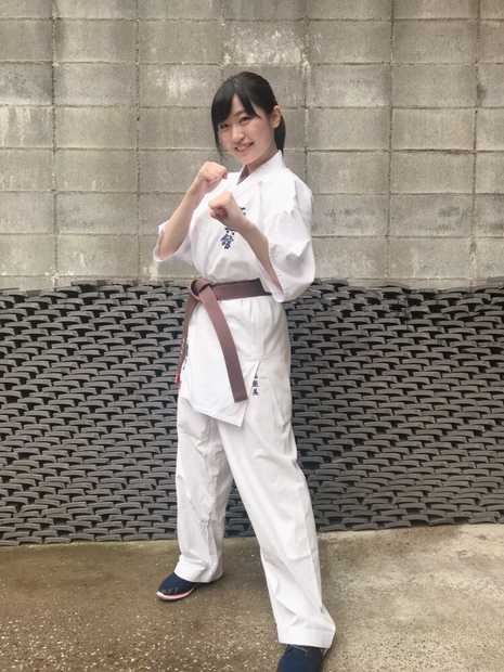 人気YouTuberの前島亜美、10枚の瓦割りに挑戦した動画を公開