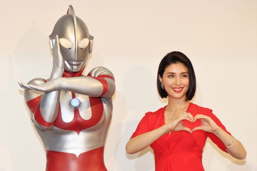 ウルトラマンと橋本マナミ【撮影：浜瀬将樹】