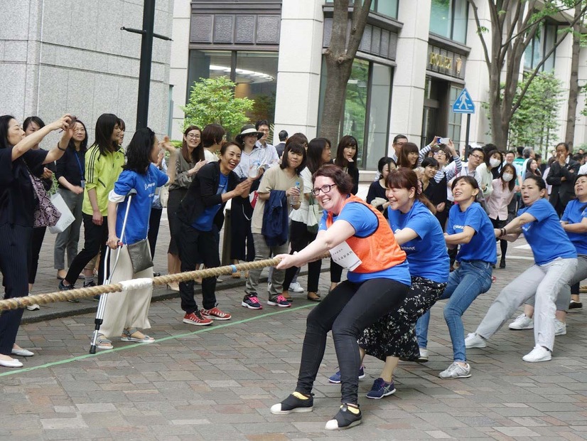 丸の内オフィス街で白熱の企業対抗綱引き！OLチームに声援