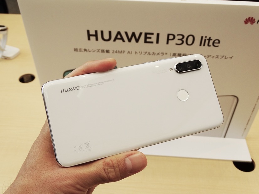 P liteシリーズに初めてトリプルレンズカメラが搭載された
