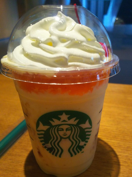 プリンにしては爽やかすぎ！で、そこがいい！スタバの「プリン アラモード フラペチーノ」を飲んできた！