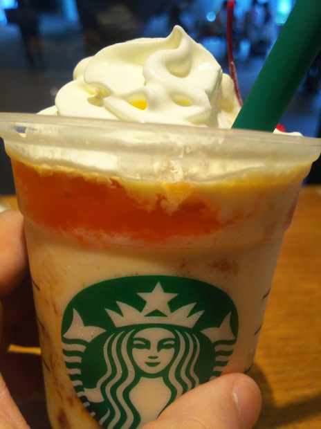 プリンにしては爽やかすぎ！で、そこがいい！スタバの「プリン アラモード フラペチーノ」を飲んできた！