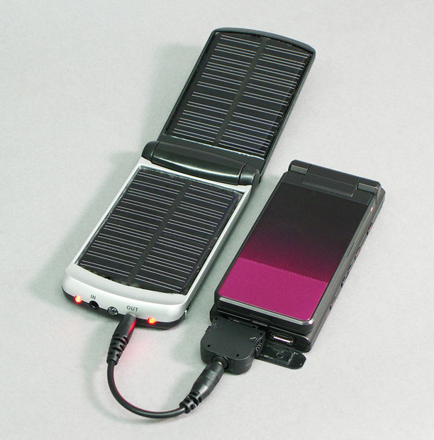 ソーラーパネル充電器から携帯電話への充電イメージ
