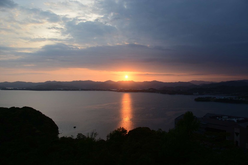 夕焼け空中散歩ツアー：大草山の屋上展望台からの夕景【錦怜那】