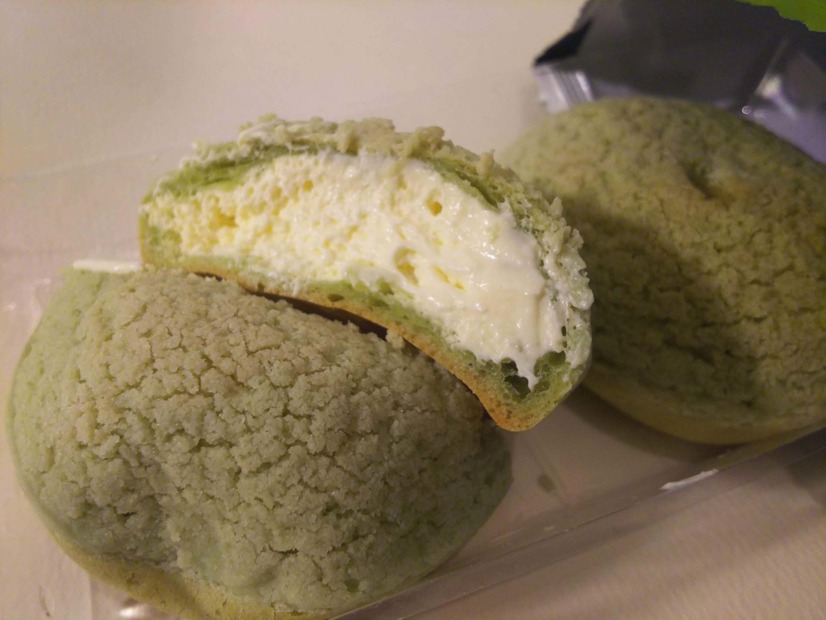 パッケージではメロン香る点がアピールされていましたが、このシュー皮、厚くてモチモチなところがよいです。