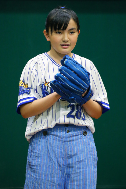 鈴木梨央、始球式で熱中症ゼロ呼びかけ！