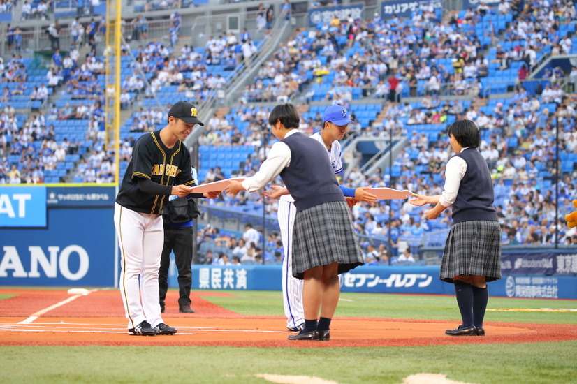 鈴木梨央、始球式で熱中症ゼロ呼びかけ！