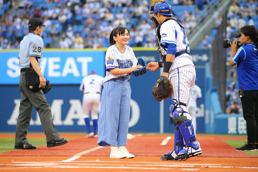 鈴木梨央、始球式で熱中症ゼロ呼びかけ！