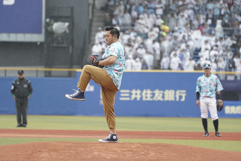 ぐっさん、緊張の始球式「ちゃんと届くかどうか……」