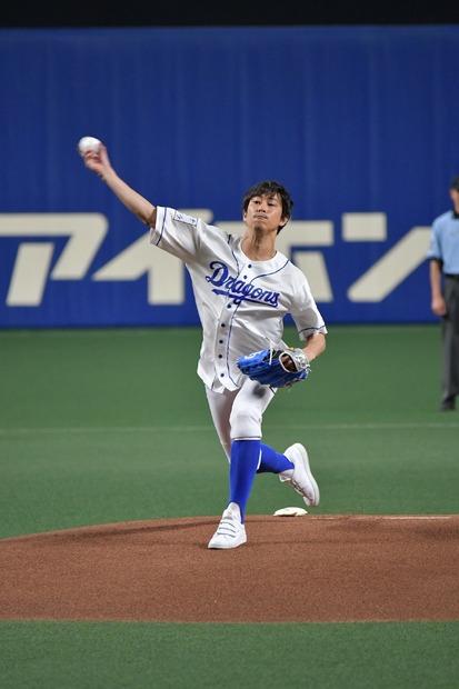 佐野岳、始球式で客席からどよめき！111キロで「次回は120キロを出したい」