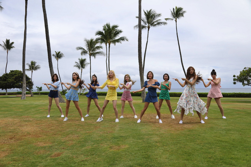 TWICE、ハワイで撮影した新曲MV別バージョン公開