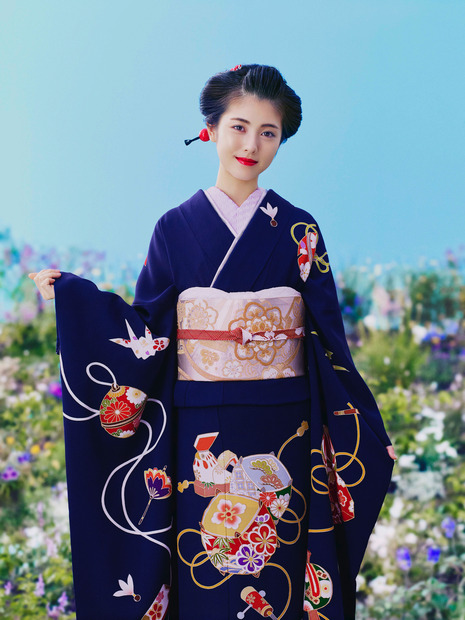 浜辺美波、振袖姿披露！来年の成人式前に「初めての一人旅をしてみたい」
