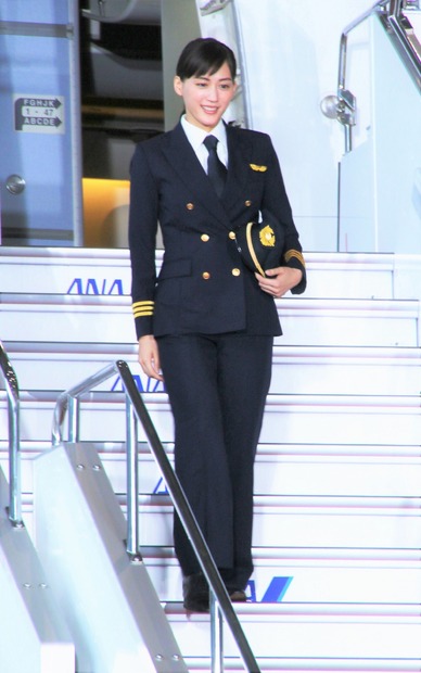 綾瀬はるか パイロットの制服姿を披露 Ana特別塗装機にワクワク 7枚目の写真 画像 Rbb Today