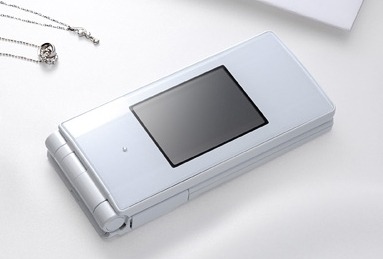 　NTTドコモは12日、大画面カラー背面液晶搭載、クリスタルカットデザインを採用したケータイ「docomo STYLE series F-02A」の発売日が18日に決定したことを発表した。