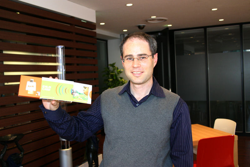 Eye-Fi 創設者 Yuval Koren氏：他3名とEye-Fiを創業。「それぞれがプロフェッショナルを発揮して成功した。日本のユーザーは非常にリテラシーが高く、ブロードバンド環境にも恵まれている。Eye-Fiはユーザーにもプロバイダーにもマッチした製品」と述べた