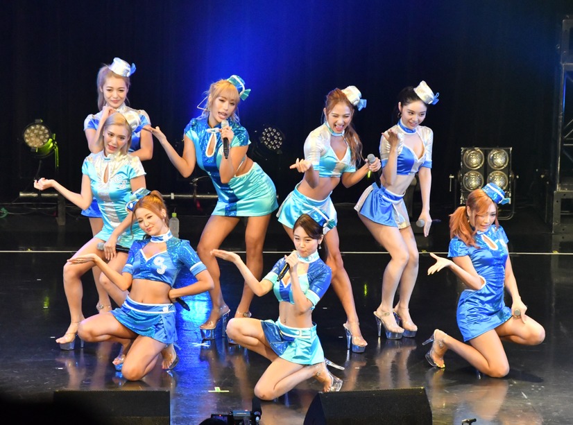 CYBERJAPAN DANCERS【写真：竹内みちまろ】