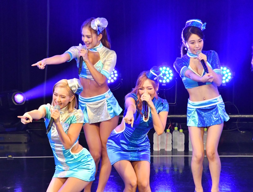 CYBERJAPAN DANCERS【写真：竹内みちまろ】