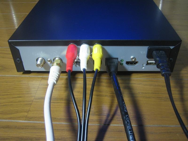 背面インターフェースに電源ケーブル、AVケーブル、有線LANケーブル、アンテナケーブルを接続