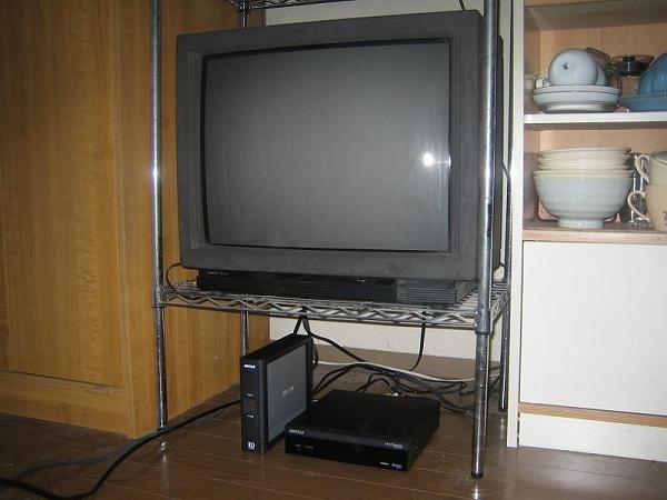 テレビの下に接続したLT-H90DTVと外付けHDDを配置