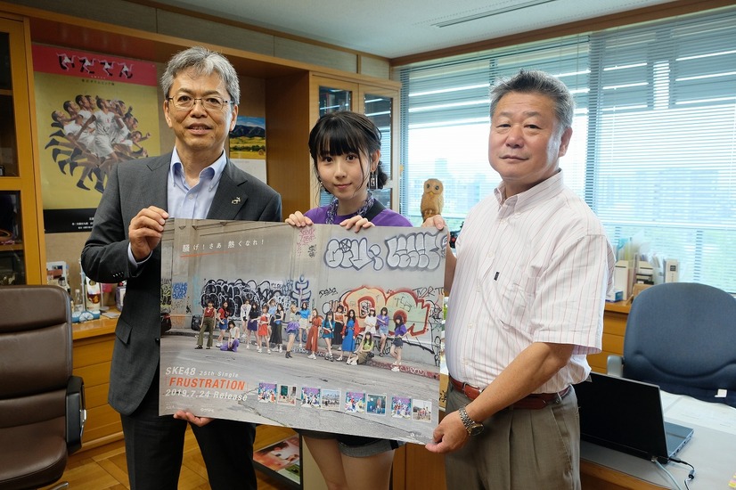 SKE48・井上瑠夏、熊本県庁を表敬訪問！「熊本いきなり団子」100個販売のお手伝いも