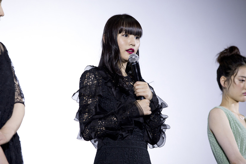 浅川梨奈、映画『黒い乙女A』舞台挨拶に登壇！「恐怖感がよりパワーアップ」とアピール