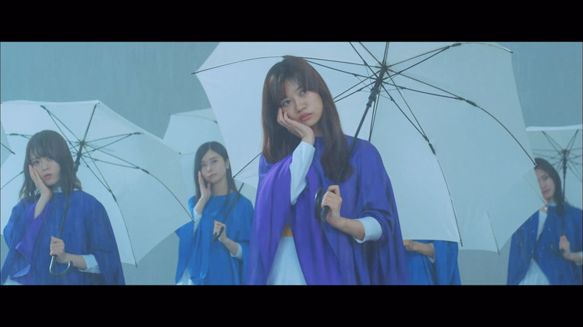 “メガネダンス”と“傘ダンス”に注目！乃木坂46、新MV公開