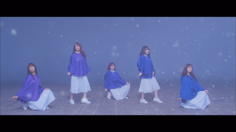 “メガネダンス”と“傘ダンス”に注目！乃木坂46、新MV公開