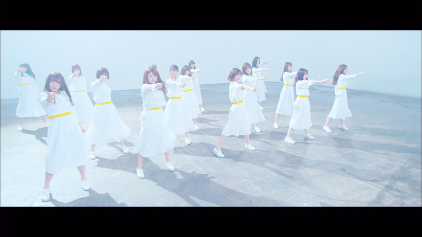 “メガネダンス”と“傘ダンス”に注目！乃木坂46、新MV公開