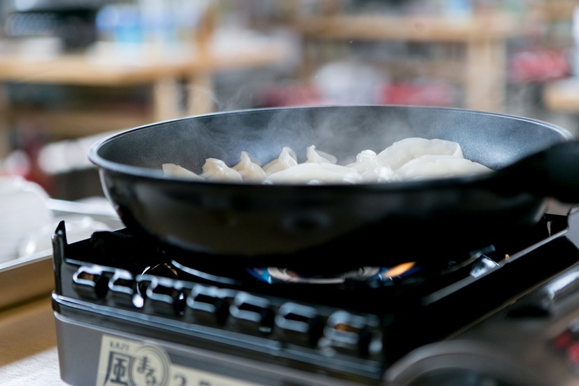 自分で餃子を焼いて楽しめる「ギョーザステーション」両国駅3番ホーム店が今年もオープン