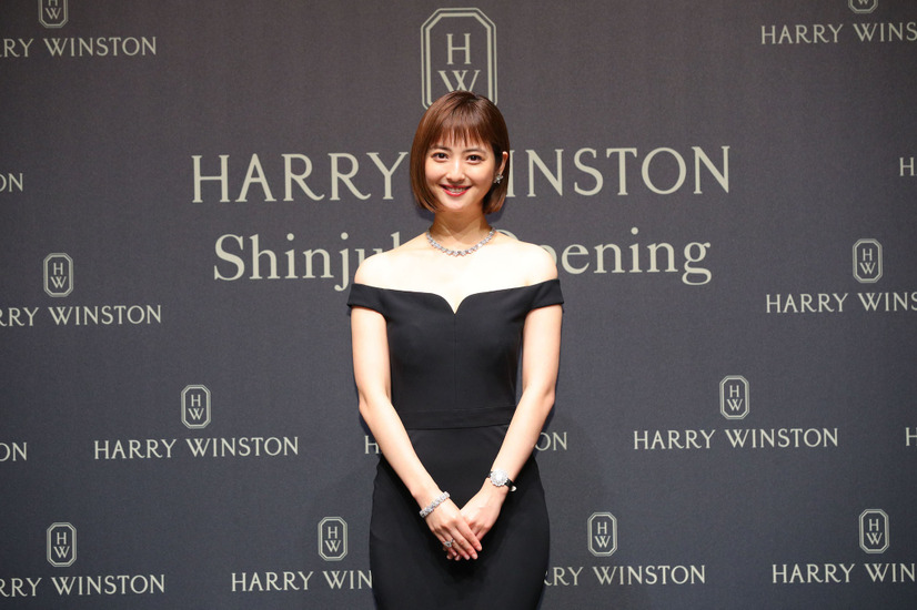 佐々木希、肩出しドレス姿に“総額約4.4億円”のジュエリーに緊張！