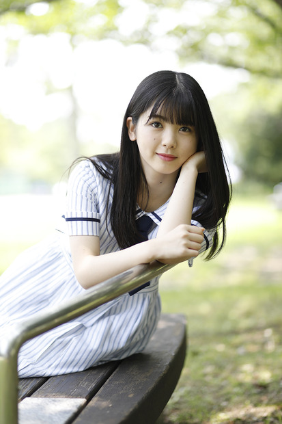 乃木坂46の4期生・筒井あやめが全シングル衣装の制服を着用！特設サイトオープン