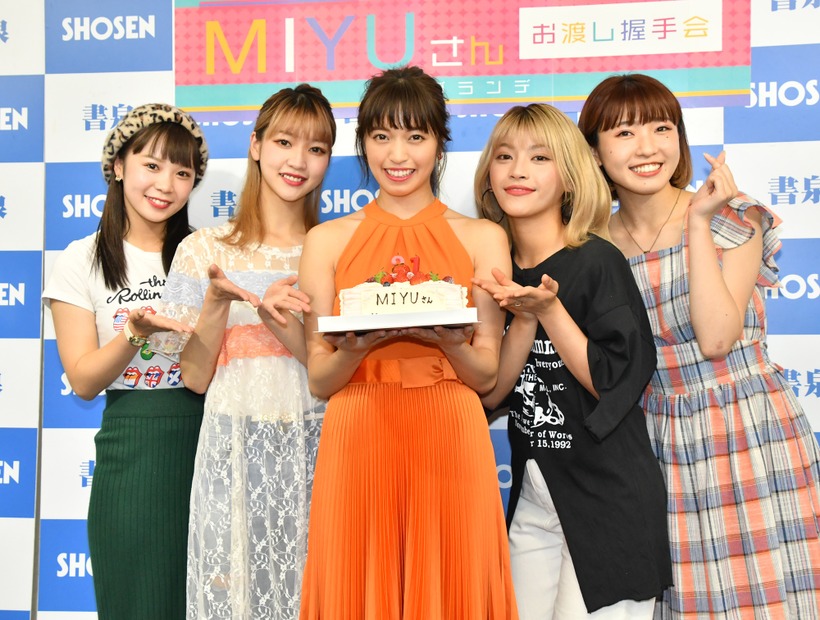 CHERRSEE・MIYUの1st写真集「Birth」発売記念＆バースデーイベント【写真：竹内みちまろ】