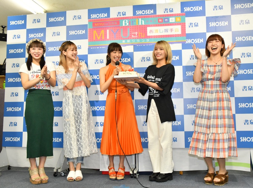 CHERRSEE・MIYUの1st写真集「Birth」発売記念＆バースデーイベント【写真：竹内みちまろ】