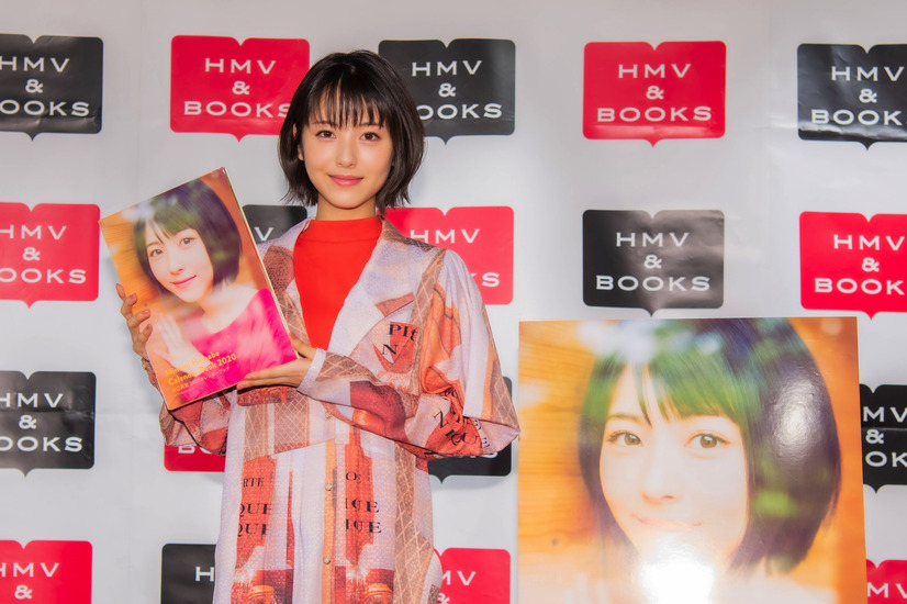 浜辺美波、チーズ食べる表情は「ギラギラ」！自身カレンダーの見どころ語る