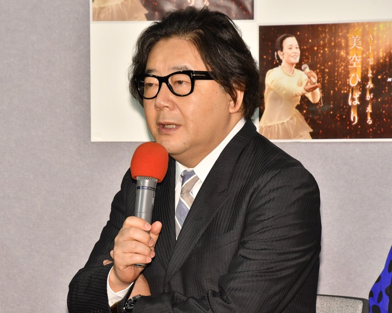 秋元康【写真：竹内みちまろ】