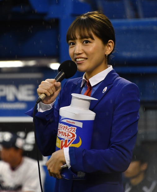 川口春奈がスーツ姿で始球式 ナイスピッチングで リベンジ 達成 3枚目の写真 画像 Rbb Today