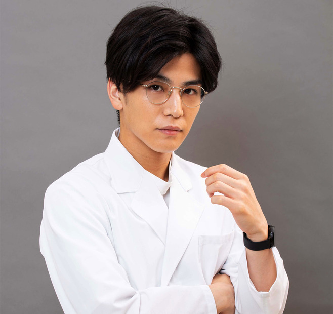 医師役に初挑戦の岩田剛典、”白衣にメガネ”姿を披露し「新鮮な気持ち」