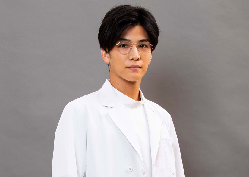 医師役に初挑戦の岩田剛典、”白衣にメガネ”姿を披露し「新鮮な気持ち」