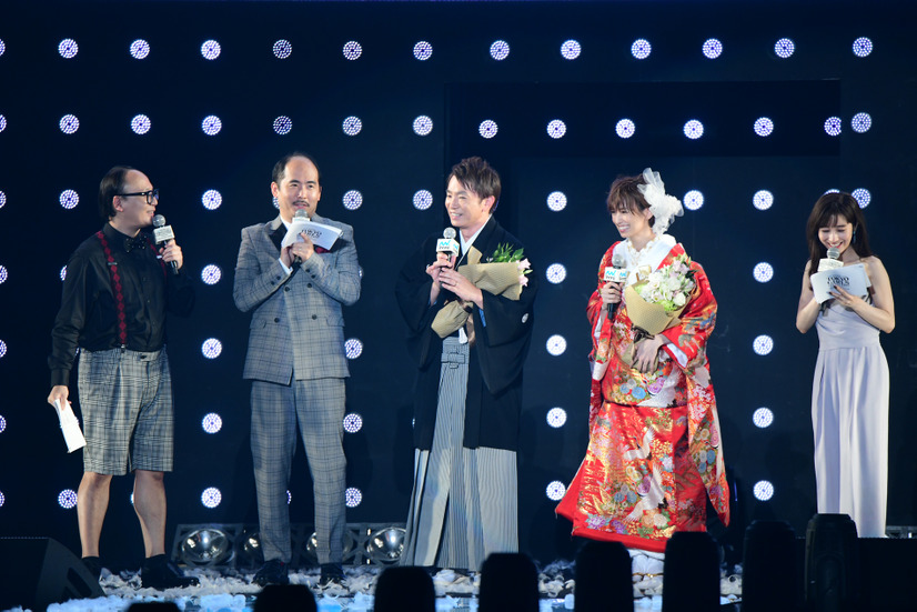 お笑い芸人の濱口優（よゐこ）と妻でタレントの南明奈【撮影：岸豊】