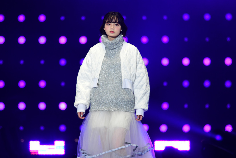 【TGC 2019】欅坂46平手友梨奈、TGCにサプライズ登場＆微笑みも