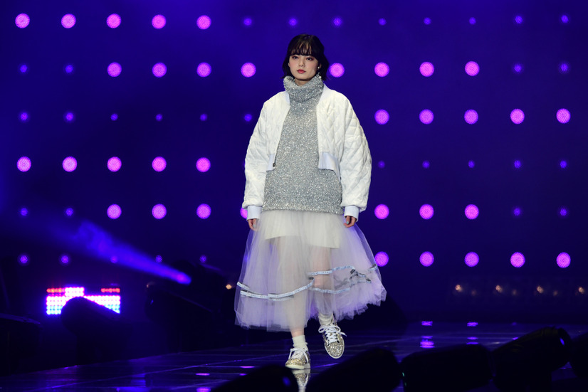 【TGC 2019】欅坂46平手友梨奈、TGCにサプライズ登場＆微笑みも