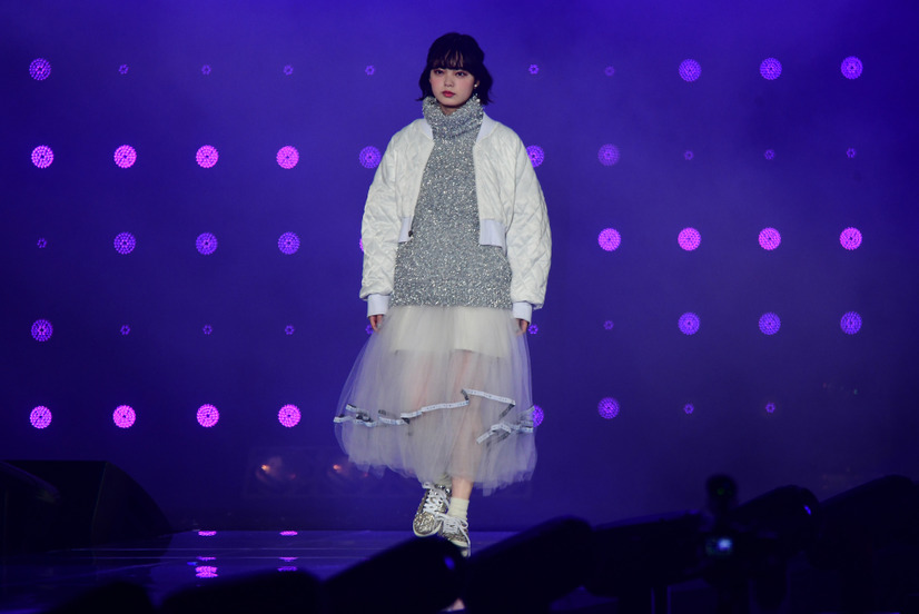 【TGC 2019】欅坂46平手友梨奈、TGCにサプライズ登場＆微笑みも