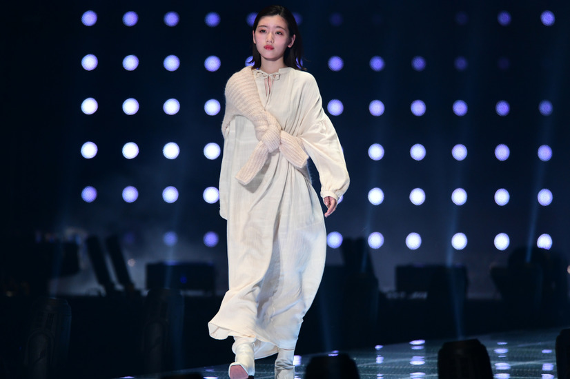 【TGC 2019】日向坂46・加藤史帆と高本彩花が小悪魔的ウインクで魅了！