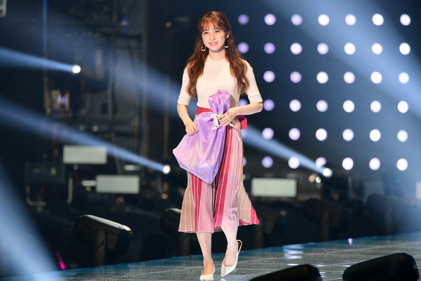 【TGC 2019】日向坂46・加藤史帆と高本彩花が小悪魔的ウインクで魅了！