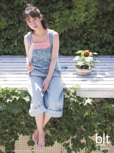 吉岡里帆、グラビア撮影で夏を満喫！『blt graph.』表紙登場