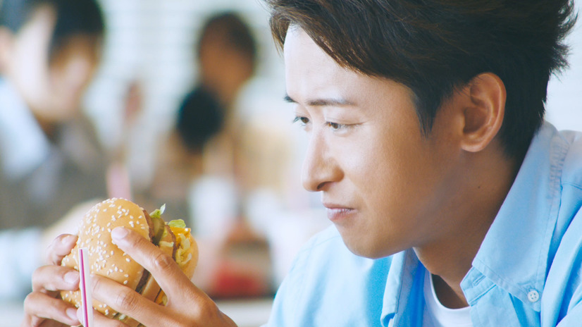 大野智、マック新CMに登場！ビッグマックを口いっぱいに頬張る