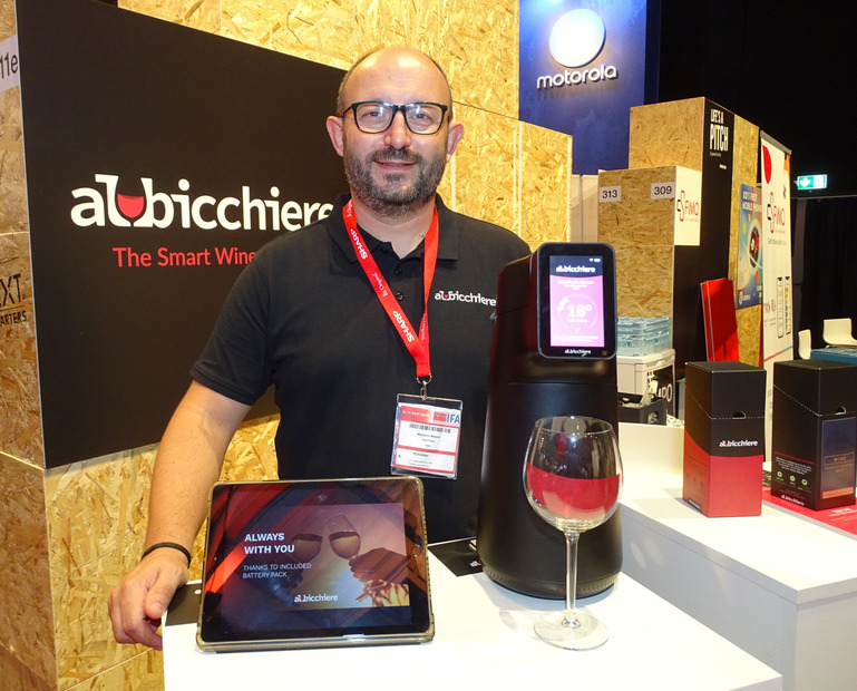 イタリアのnexmaが展示したスマート・ワイン・ディスペンサー「Albicchiere」